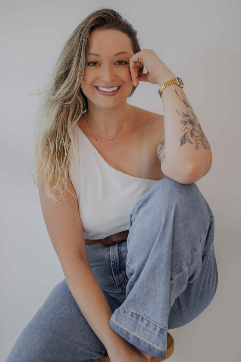 Mulher,&nbsp;&nbsp;atravessada pela psicologia, encantada pela vida e pelas rela&ccedil;&otilde;es. Inimiga da correria, mas profundamente apaixonada por estar em movimento!

Acredito que a Psicologia &eacute; uma poderosa ferramenta de cuidado, capaz de transformar o todo: pessoas cuidadas aprendem a cuidar melhor de si mesmas, umas das outras e do mundo.

Como psic&oacute;loga cl&iacute;nica e gestalt-terapeuta em forma&ccedil;&atilde;o, ofere&ccedil;o um espa&ccedil;o de acolhimento e escuta genu&iacute;na. Um lugar onde &eacute; poss&iacute;vel se reconhecer, se permitir sentir e evoluir no pr&oacute;prio ritmo. Apoio o desenvolvimento da autoconfian&ccedil;a e do autossuporte, para que seja poss&iacute;vel construir rela&ccedil;&otilde;es que v&atilde;o al&eacute;m das inseguran&ccedil;as: rela&ccedil;&otilde;es mais saud&aacute;veis, amorosas e respeitosas consigo, com o outro e com o mundo.

Sou formada em Psicologia pelo Centro Universit&aacute;rio da Serra Ga&uacute;cha e formanda em Gestalt-Terapia pelo RECRIAR &ndash; Centro de Estudos Avan&ccedil;ados em Medicina e Psicologia. Atendo o p&uacute;blico adulto, em sess&otilde;es online,&nbsp;&nbsp;acess&iacute;veis de qualquer lugar do mundo e tamb&eacute;m presencialmente, em meu consult&oacute;rio localizado no Centro de Caxias do Sul/RS.

Embora a travessia da vida seja individual, &eacute; no encontro que nos fortalecemos. N&atilde;o precisamos caminhar sozinhos. Quanto mais compreendemos nosso jeito de ser e aprendemos a lidar com ele, mais leve se torna a jornada. Nesse caminho de autodescoberta, voc&ecirc; pode contar comigo!

Larissa Bernardino