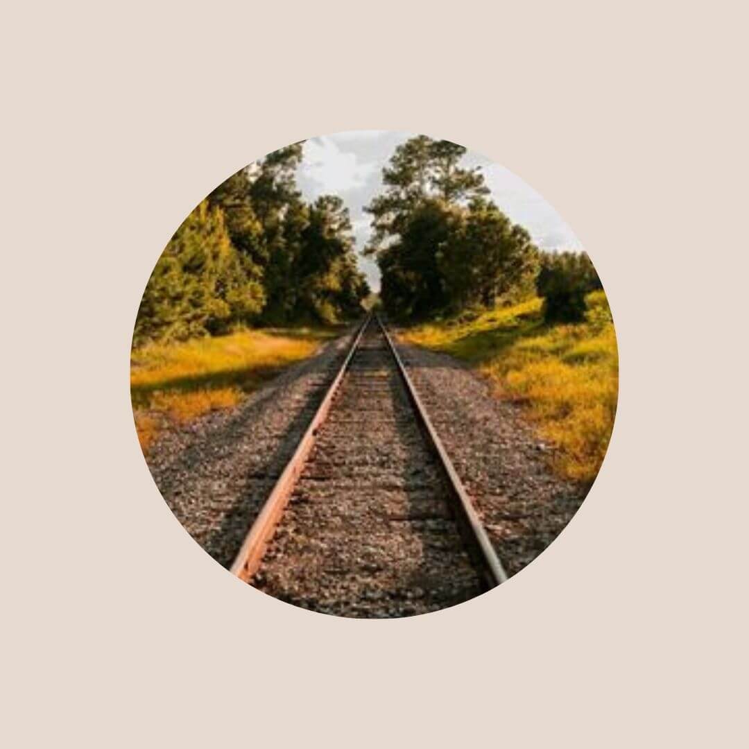 Ao longo da minha exist&ecirc;ncia nesse universo, aprendi algumas coisas e talvez uma das mais importantes seja o quanto a vida &eacute; passageira. Percebo pessoas ao redor vivendo como se o seu tempo aqui fosse eterno. Colocam toda sua energia em coisas v&atilde;s, como se tivessem um tempo infinito para dar aten&ccedil;&atilde;o para as que realmente importam. Anos atr&aacute;s li uma frase que me marcou muito: &ldquo;a vida &eacute; curta demais para tomar caf&eacute;s ruins&rdquo;, desde ent&atilde;o reflito muito sobre isso. A &uacute;nica certeza &eacute; a morte, mas parece que a gente esqueceu disso. Parece que ela &eacute; distante e nunca chegar&aacute; nem para n&oacute;s, nem para os que consideramos. Doce ilus&atilde;o. N&atilde;o que devemos tem&ecirc;-la, mas precisamos entender que por ela existir, &eacute; s&aacute;bio nos dedicar a utilizar o nosso tempo de vida, para de fato aprender a viver e n&atilde;o nos contentar a sobreviver.

O que nos faz dar gargalhadas? O que nos faz sentir vivos? O que faz sentido na nossa exist&ecirc;ncia? Sim, quest&otilde;es profundas, mas necess&aacute;rias para nos guiar para aquilo que realmente faz a nossa alma vibrar, os olhos brilharem, que realmente d&aacute; sentido a estar aqui. Quando encaramos a brevidade da vida, passamos a visualizar o mundo de maneira diferente. Cada um do seu jeito, j&aacute; percebe o mundo de forma singular, mas eu falo de uma transforma&ccedil;&atilde;o na forma de compreender, de sentir. Ao aceitar&nbsp;essa realidade, podemos perceber o quanto estamos totalmente conectados ao todo e o quanto at&eacute; as coisas que nos causam estranhamento, est&atilde;o intrinsecamente ligadas a n&oacute;s.

Toda vez que vou a um funeral, me questiono, ser&aacute; que ele(a) amou? Ser&aacute; que conseguiu realizar vontades do seu cora&ccedil;&atilde;o? Ser&aacute; que disse pra quem amava, sobre o seu sentimento? Talvez sim, talvez n&atilde;o. Talvez n&atilde;o fosse importante para ele(a). De toda forma, vale o questionamento e tamb&eacute;m lembrar que o passado n&atilde;o volta, o futuro &eacute; incerto e hoje &eacute; a oportunidade de fazer nossa estada aqui valer realmente a pena!&nbsp;

Aqui, seguem tr&ecirc;s indica&ccedil;&otilde;es de m&uacute;sica que me ajudaram a refletir e talvez, possam fazer sentido pra voc&ecirc; tamb&eacute;m:

Trem Bala/&nbsp;Ana Vilela&nbsp; &nbsp;|&nbsp; &nbsp;Vai passar r&aacute;pido / Marcela Ta&iacute;s&nbsp; &nbsp; |&nbsp; &nbsp;Verdades do Tempo / Thiago Brado

.

.

.

Encontrei na escrita uma forma de elaborar o que sinto. Esse texto foi inscrito por mim em 25/09/2020, tempos de pandemia. Mais de dois anos depois, o lendo novamente, percebi o quanto atemporal ele &eacute; e resolvi compartilhar aqui. Espero que essas palavras te auxiliem de alguma forma.

Com carinho,

Larissa Bernardino | Psic&oacute;loga CRP 07/35037